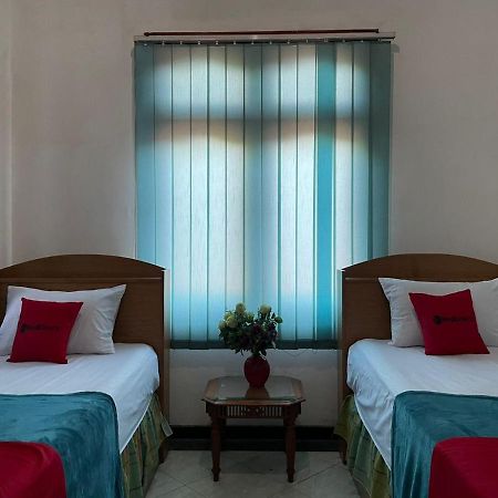 Hotel Reddoorz Syariah @ Karang Pilang à Karangpilang Extérieur photo