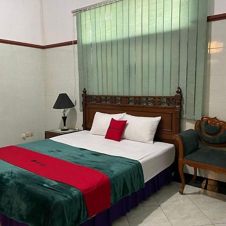 Hotel Reddoorz Syariah @ Karang Pilang à Karangpilang Extérieur photo