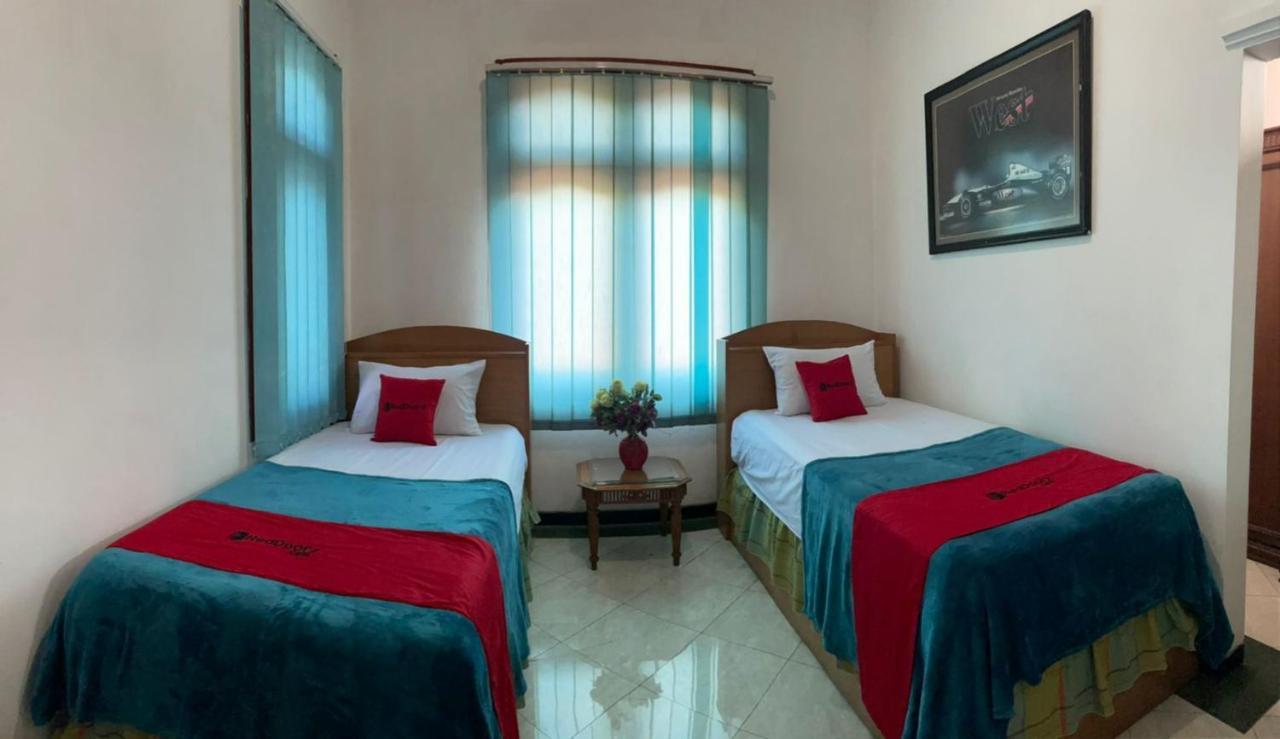 Hotel Reddoorz Syariah @ Karang Pilang à Karangpilang Extérieur photo