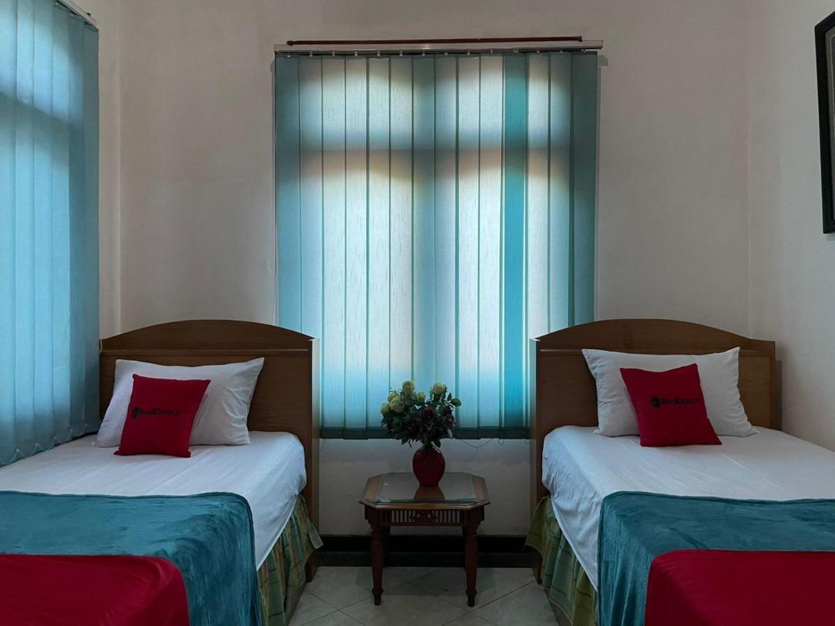 Hotel Reddoorz Syariah @ Karang Pilang à Karangpilang Extérieur photo