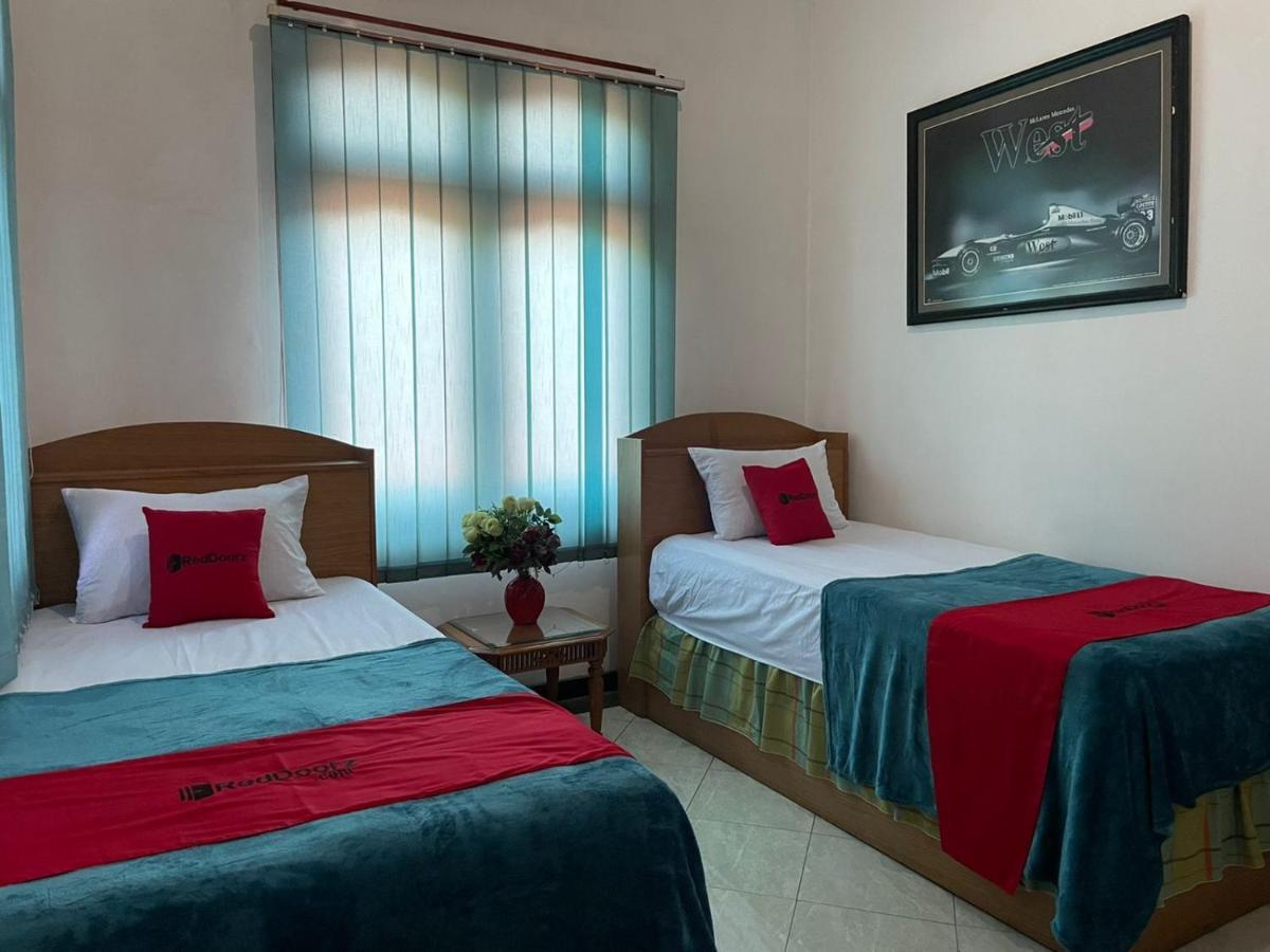 Hotel Reddoorz Syariah @ Karang Pilang à Karangpilang Extérieur photo