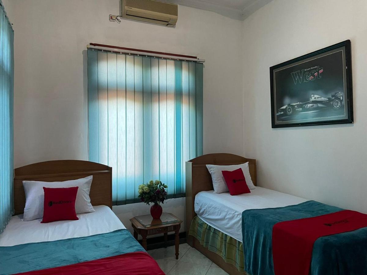 Hotel Reddoorz Syariah @ Karang Pilang à Karangpilang Extérieur photo