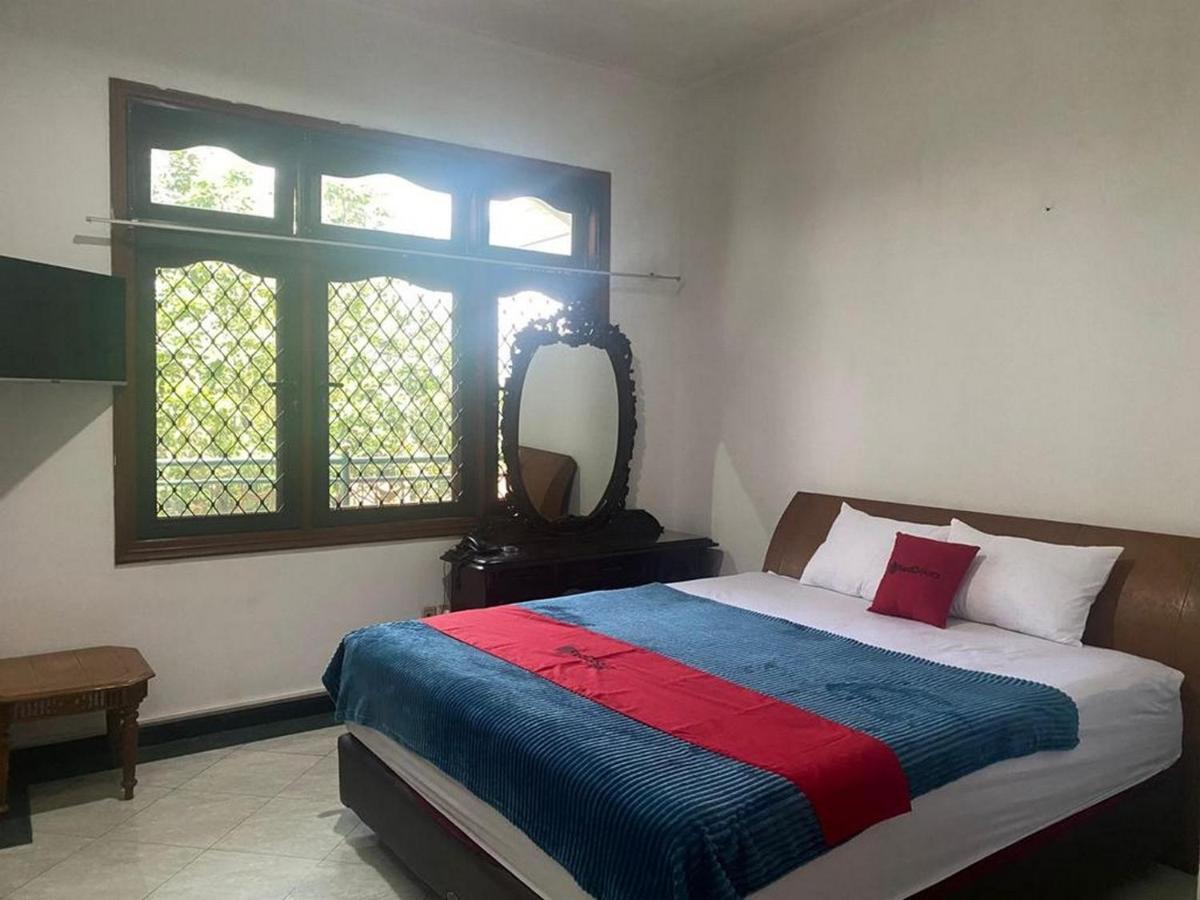 Hotel Reddoorz Syariah @ Karang Pilang à Karangpilang Extérieur photo