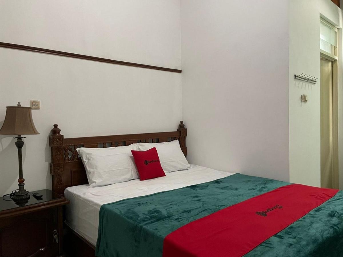 Hotel Reddoorz Syariah @ Karang Pilang à Karangpilang Extérieur photo