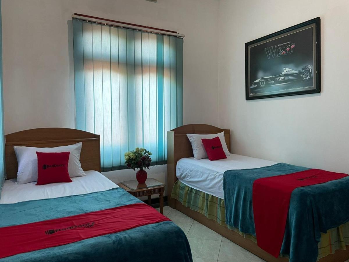 Hotel Reddoorz Syariah @ Karang Pilang à Karangpilang Extérieur photo