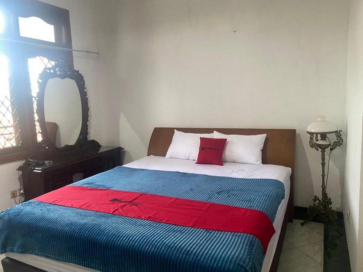 Hotel Reddoorz Syariah @ Karang Pilang à Karangpilang Extérieur photo