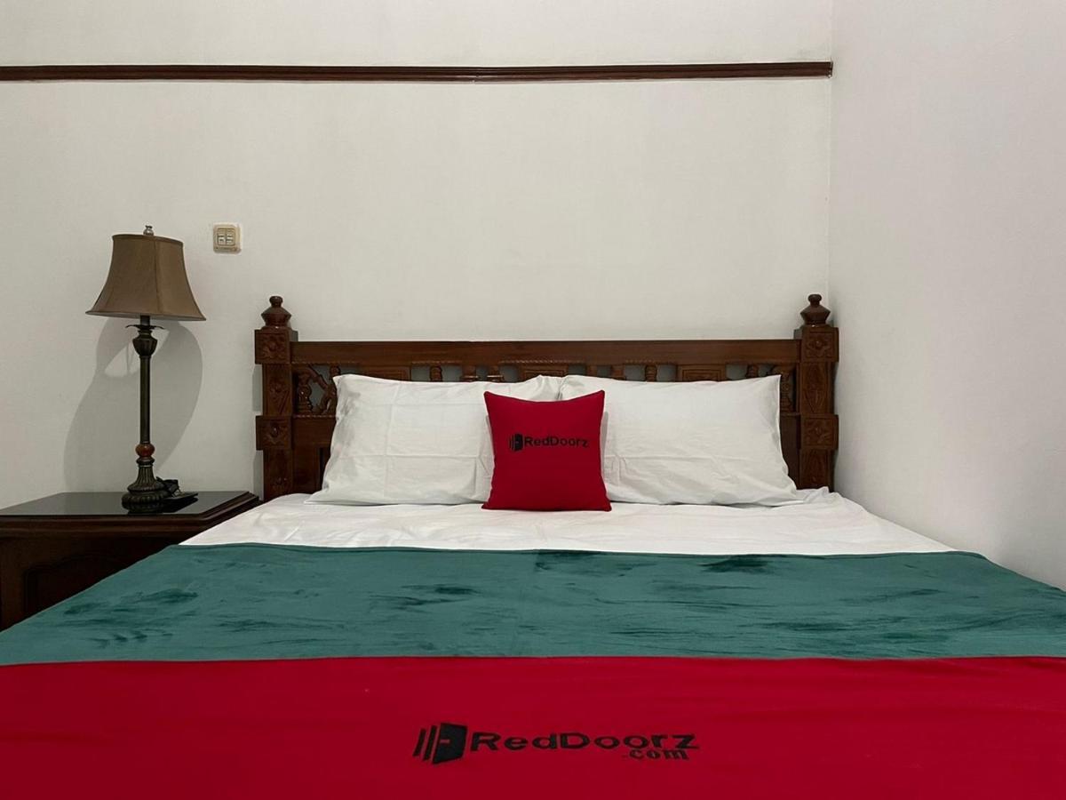 Hotel Reddoorz Syariah @ Karang Pilang à Karangpilang Extérieur photo