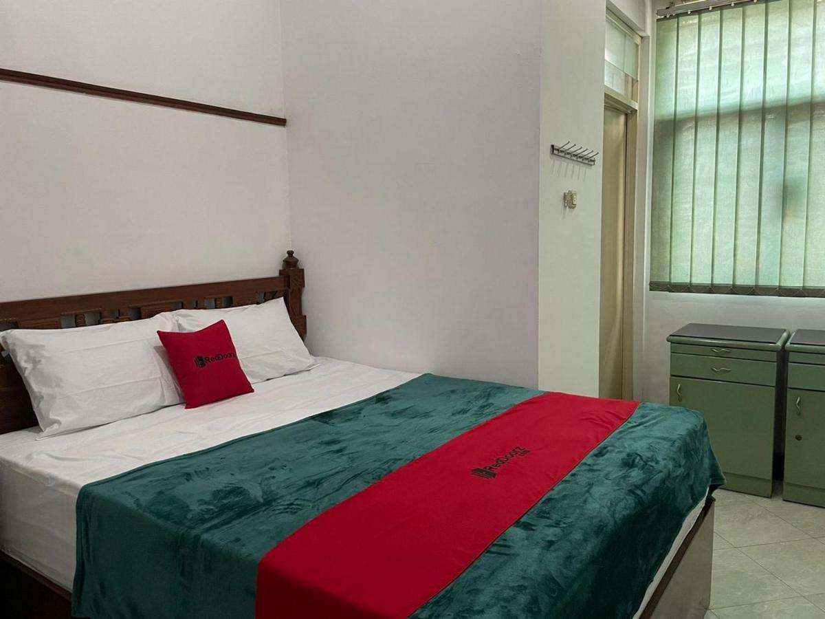 Hotel Reddoorz Syariah @ Karang Pilang à Karangpilang Extérieur photo