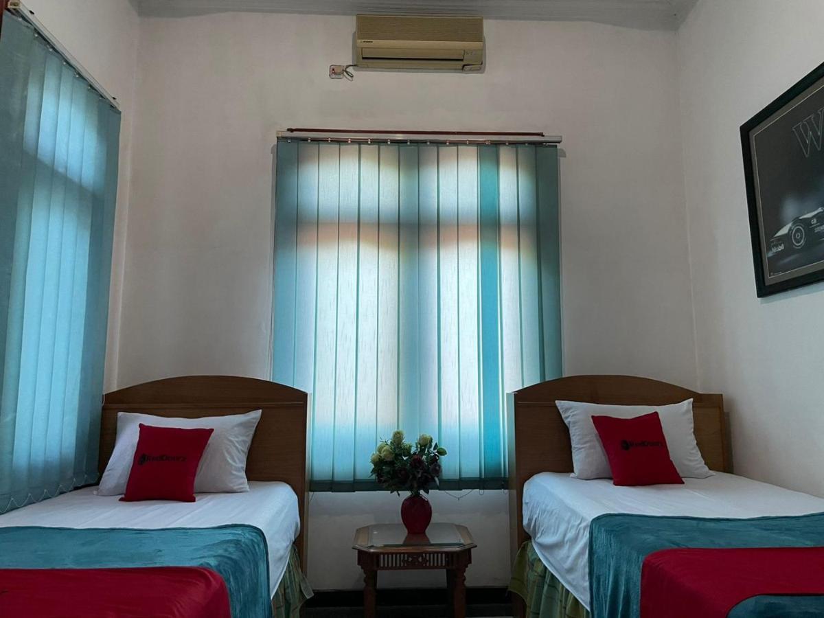 Hotel Reddoorz Syariah @ Karang Pilang à Karangpilang Extérieur photo