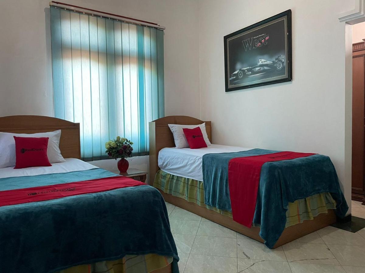 Hotel Reddoorz Syariah @ Karang Pilang à Karangpilang Extérieur photo
