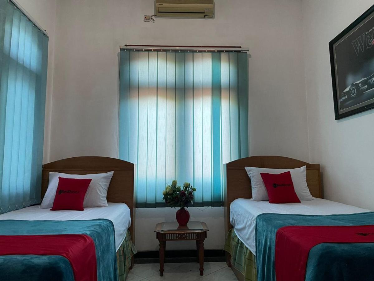 Hotel Reddoorz Syariah @ Karang Pilang à Karangpilang Extérieur photo