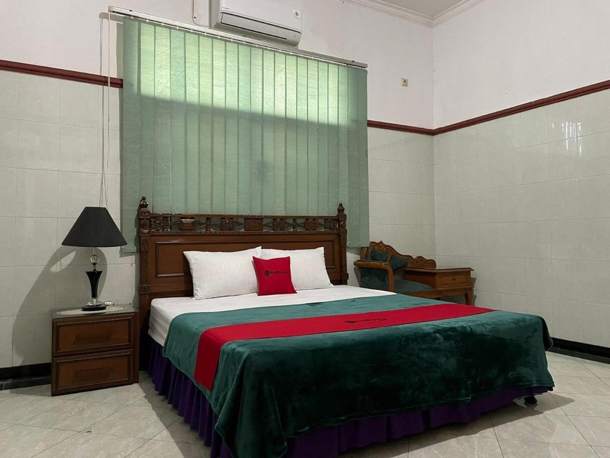 Hotel Reddoorz Syariah @ Karang Pilang à Karangpilang Extérieur photo