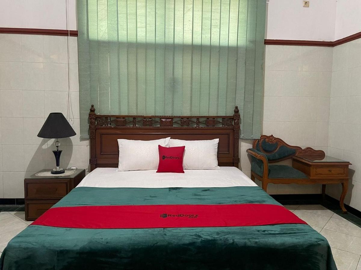 Hotel Reddoorz Syariah @ Karang Pilang à Karangpilang Extérieur photo