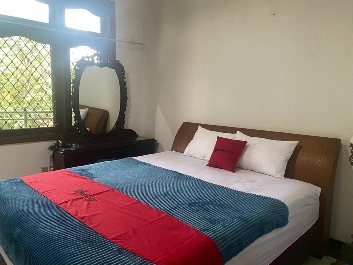 Hotel Reddoorz Syariah @ Karang Pilang à Karangpilang Extérieur photo
