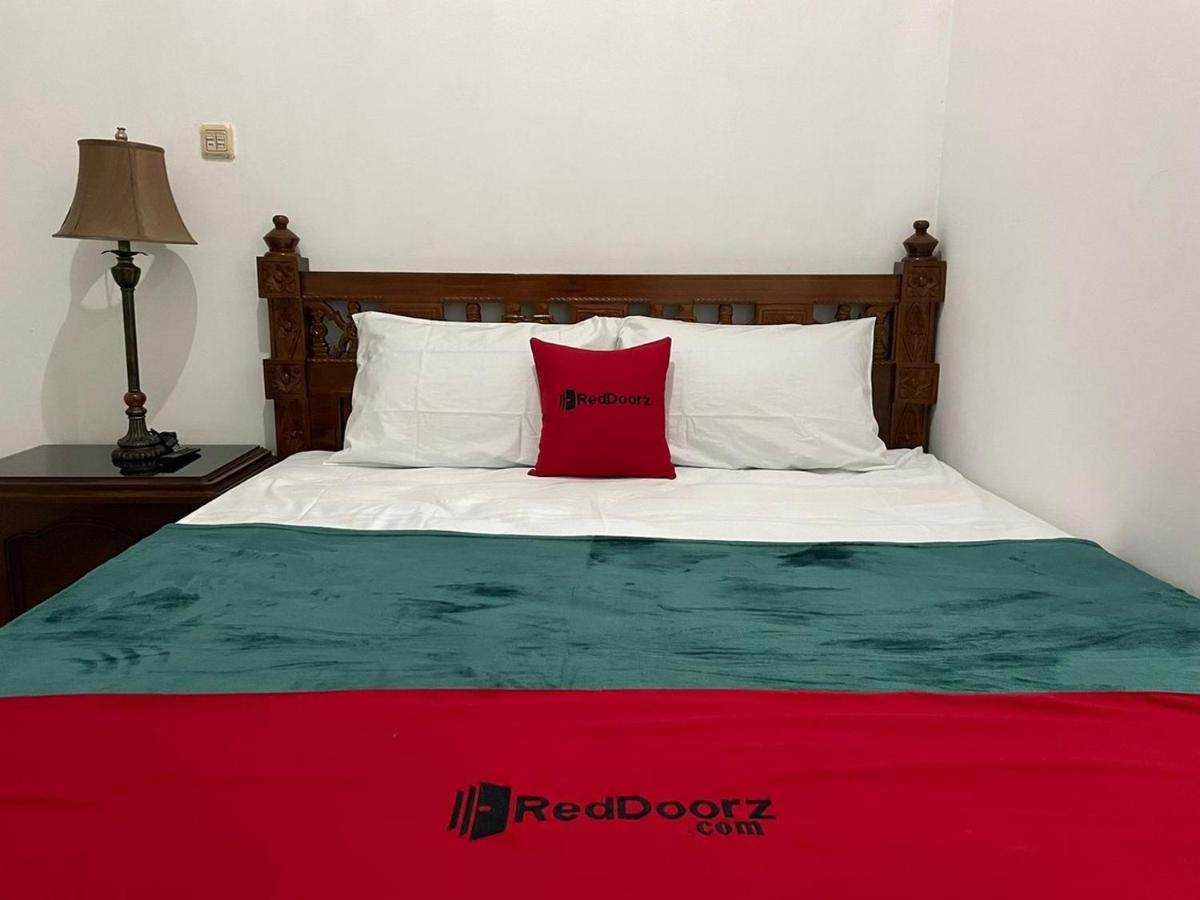 Hotel Reddoorz Syariah @ Karang Pilang à Karangpilang Extérieur photo