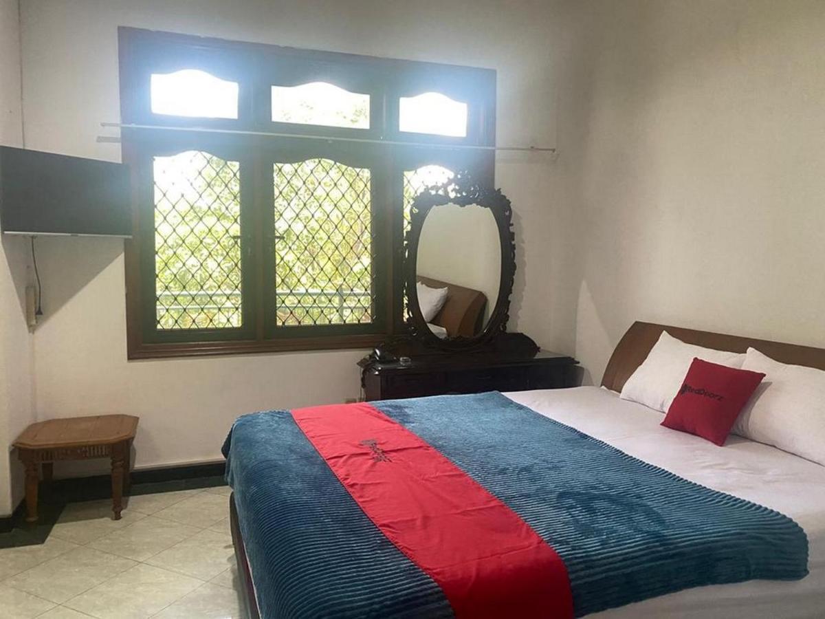 Hotel Reddoorz Syariah @ Karang Pilang à Karangpilang Extérieur photo