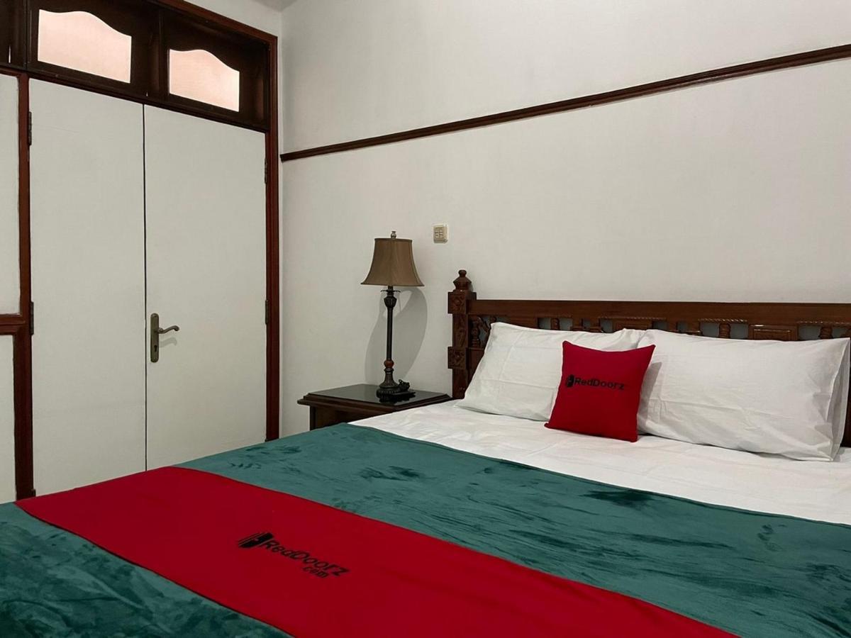 Hotel Reddoorz Syariah @ Karang Pilang à Karangpilang Extérieur photo